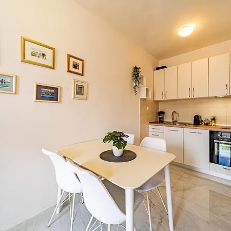 Vrbovica Apartment *